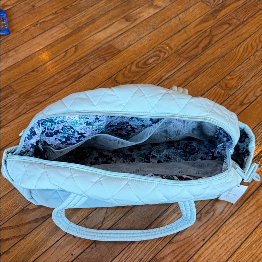 🌸 Vera Bradley Ultralight Medium Traveler Bag. “Sea Salt Blue”. NWT - Picture 2 of 10